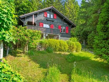 Mont Soleil, chalet en bordure de forêt avec vue sur Chasseral