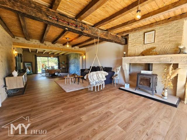 MONTCARET: Charmante maison en pierre avec vue sur la campagne