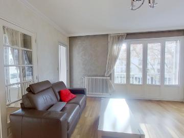 Montchat, t3 76 m2 avec balcon dans immeuble cossu