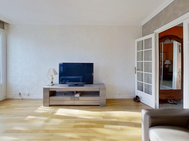 Montchat, t3 76 m2 avec balcon dans immeuble cossu