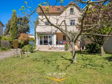 MAISON FAMILIALE D’EXCEPTION – 6 CHAMBRES – JARDIN PLEIN SUD – MONTCHAT