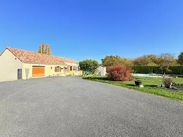 Montcuq en Quercy Blanc 46800 Achat / Vente maison 4 pièces t4 piscine terrasse