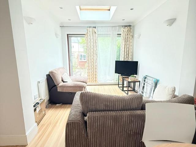 Montana Road, London SW17 3 bed apartment to rent £2,950 pcm £681 pw