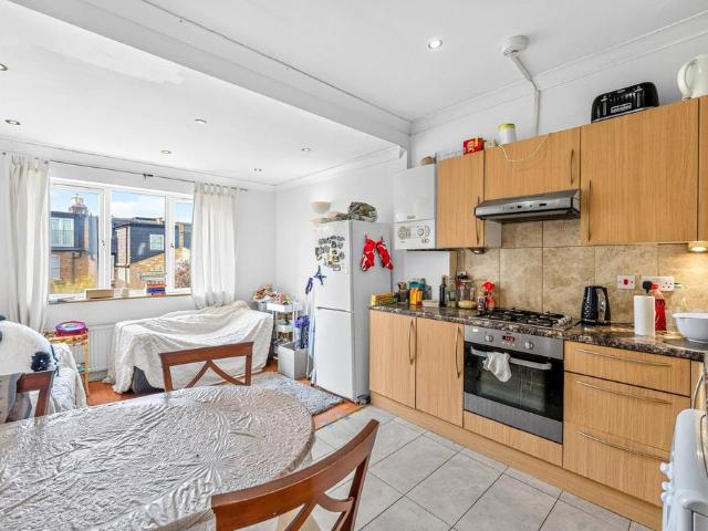Montana Road, London, SW17 3 bed maisonette to rent £3,250 pcm £750 pw