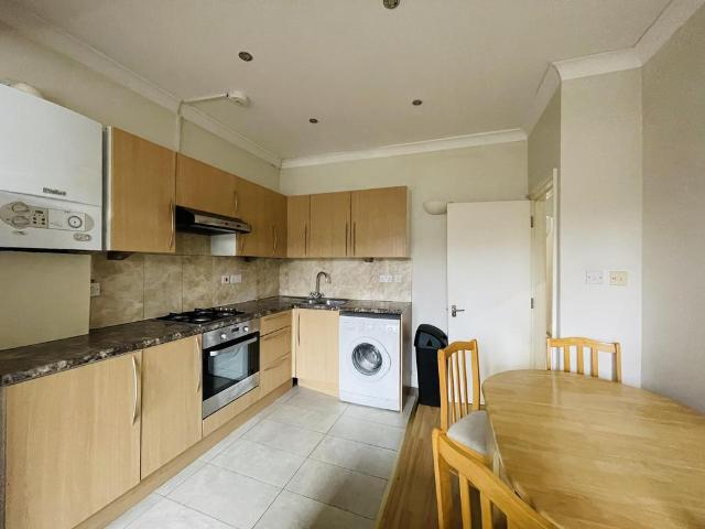 Montana Road, London 3 bed flat to rent £3,150 pcm £727 pw