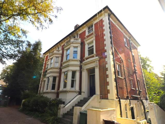Montacute Gardens, TUNBRIDGE WELLS 2 bed flat to rent £1,295 pcm £299 pw