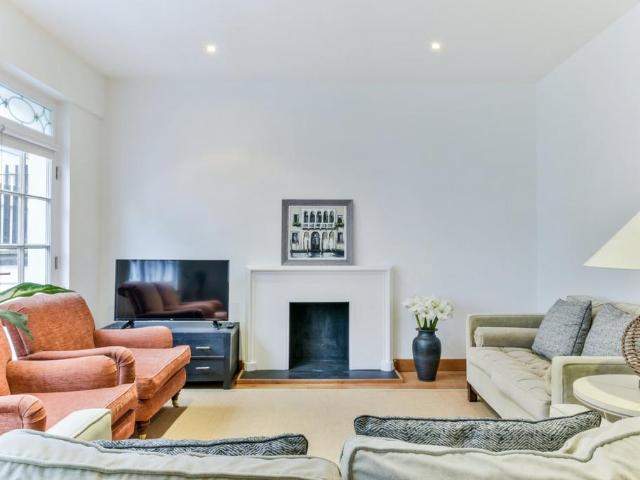 Montagu Mews West, Marylebone. 2 bed mews to rent £5,850 pcm £1,350 pw