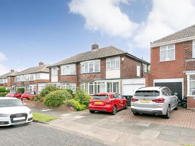 Montagu Avenue, Gosforth, Newcastle. 3 bed semi detached house to rent £1,595 pcm £368 pw
