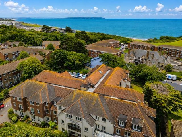 Montagu Road, Highcliffe, Dorset. 1 bed retirement property to rent £1,150 pcm £265 pw