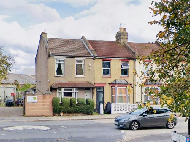 Montagu Road, London N18 3 bed terraced house to rent £2,350 pcm £542 pw
