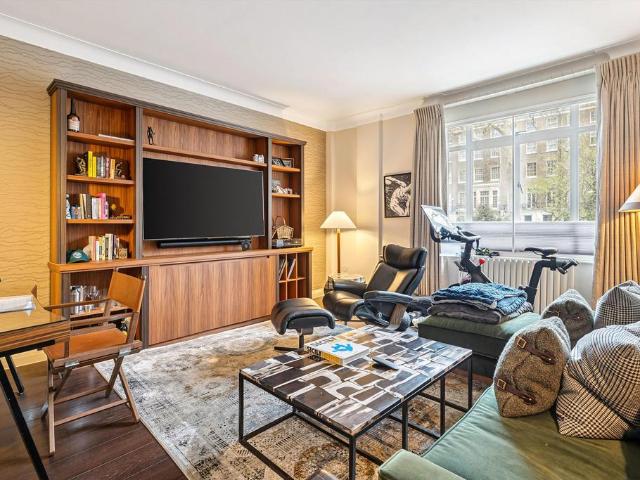 Montagu Square, London W1H. 3 bed flat to rent £8,996 pcm £2,076 pw