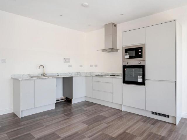 Montague Place, West Sussex BN11 2 bed flat to rent £1,750 pcm £404 pw