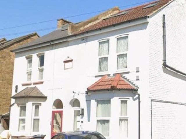 Montague Road, Hounslow, Middlesex TW3, 2 bed flat to rent, £1,800 pcm | PrimeLocation