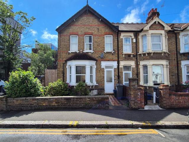 Montague Road, Hounslow, TW3 3 bed apartment to rent £2,200 pcm £508 pw