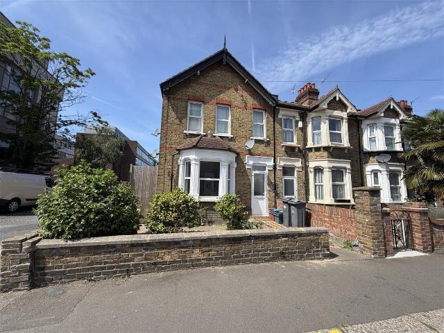 Montague Road, Hounslow TW3, 3 bed flat to rent, £2,000 pcm | PrimeLocation