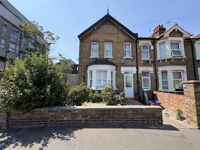 Montague Road, Hounslow TW3, 3 bed flat to rent, £2,200 pcm | PrimeLocation