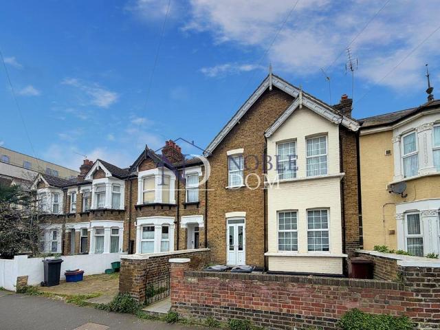 Montague Road, Hounslow 2 bed flat to rent £1,900 pcm £438 pw