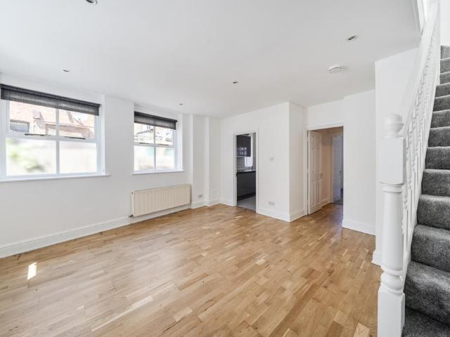 Montague Road London N8 4 bed mews to rent £4,350 pcm £1,004 pw