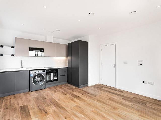 Montague Road, London SW19 1 bed flat to rent £2,000 pcm £462 pw