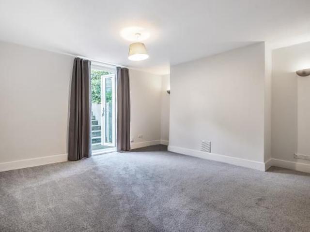 Montague Road, Richmond, Surrey TW10, 2 bed flat to rent, £2,400 pcm | PrimeLocation