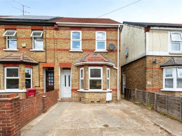 Montague Road, Slough, Berkshire, SL1 3 bed terraced house to rent £2,000 pcm £462 pw