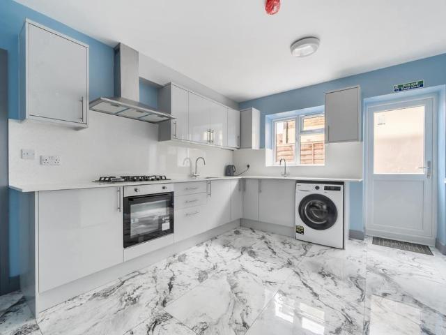 Montague Road, Slough, SL1 1 bed detached house to rent £900 pcm £208 pw