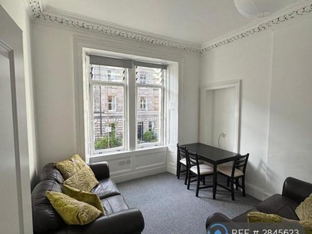 Montague Street, Edinburgh, EH8 3 bed flat to rent £2,400 pcm £554 pw