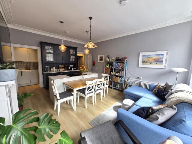 Montague Street EH8 3 bed flat to rent £2,550 pcm £588 pw