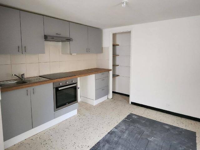 Montagnac, centre ville, appartement triplex avec terrasse.