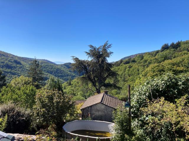 Montagne noire, maison avec terrasse, jardin et superbe vue