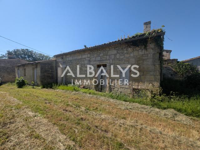 Montagne, proche Saint Emilion Maison en pierre à rénover avec terrain