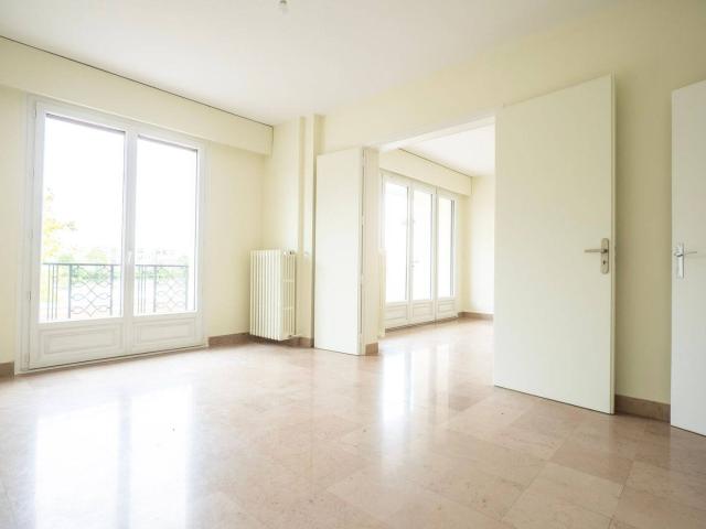 Montargis centre ville – T3 rénové 69 m² – balcon vue Lac des Closiers – garage