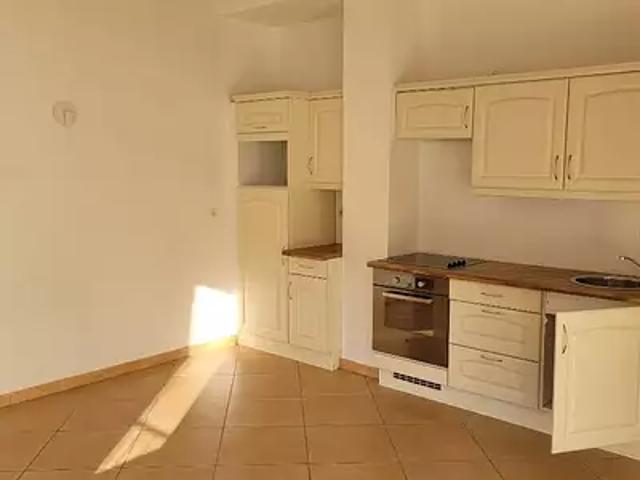 Montauroux 83440 Location appartement 2 pièces t2 au dernier étage piscine