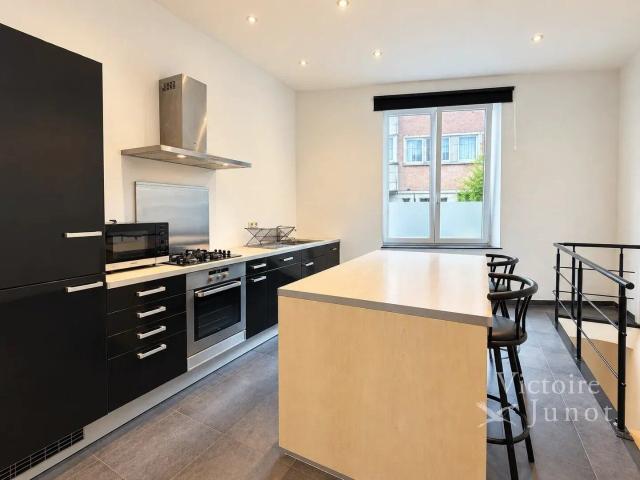 Montgomery – One Bedroom Mezzanine Furnished Apartment with