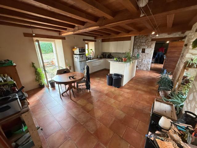 Montdragon, Maison T5 en pierre de 174m² habitables + deux box et une dépendance sur terrain d’environ 3400m²
