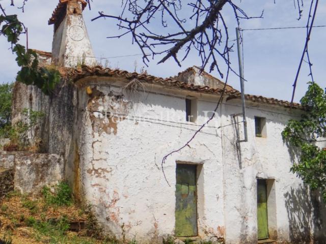 Monte alentejano com casa para recuperar na Serra de São Mamede