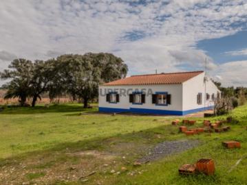 Monte alentejano, em Beja, Alentejo