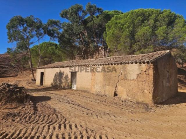 Monte com 37.000 m² e elevado potencial para habitação própria ou empreendimento turístico