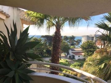 Monte Estoril Penthouse T3 +1com 180m2 e terraço virado à sul com vista mar a 2 minutos da praia tamariz / estação Apartamento T3 é arrendado mobiliado. Garagem 2 carros