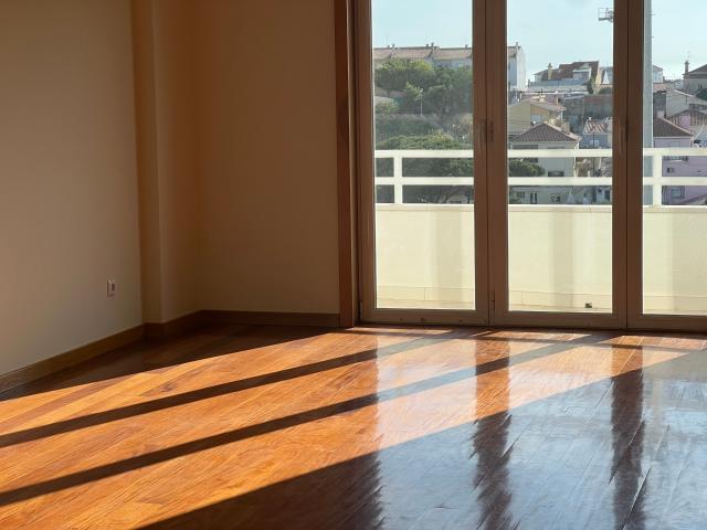 MONTE ESTORIL T2 recente sem moveis, com 2 parqueamentos + arrecadação, excelentes acabamentos, junto ao super Pingo Doce
