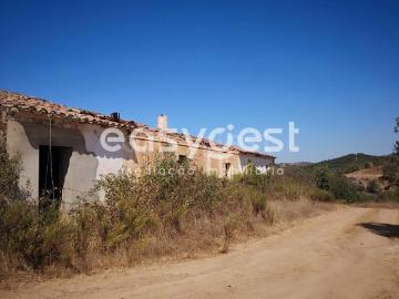 Monte perto da barragem de Sta Clara C/ pomar de Medronheiros