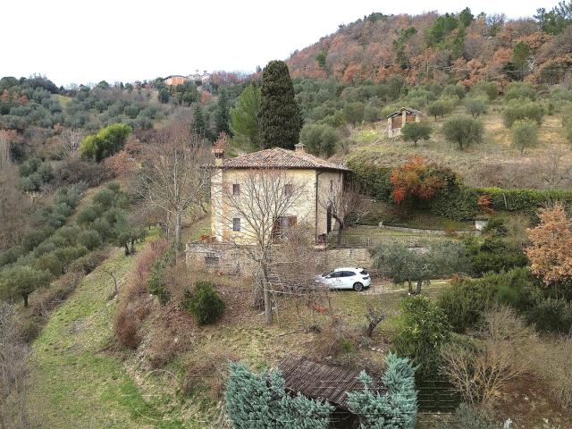 Monte Santa Maria Tiberina. Casale con oliveto e 1,5 ha di t. 220m² Monte Santa Maria Tiberina