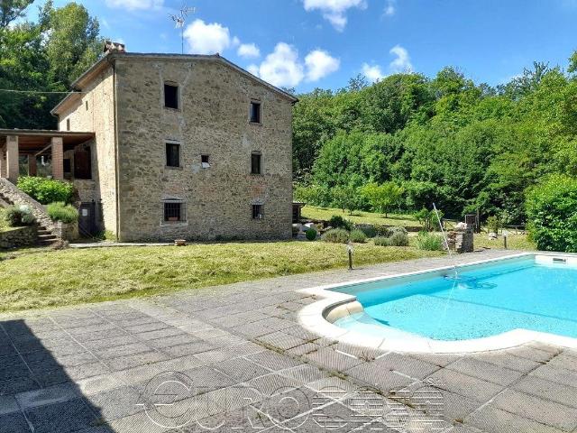 Monte Santa Maria Tiberina. Casale bifamiliare con piscina e. 400m² Monterchi