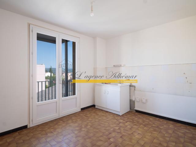 Montélimar. A vendre résidence 'Le Saint Martin'. Appartement T3 avec balcon, loggia, cave et parking privatif