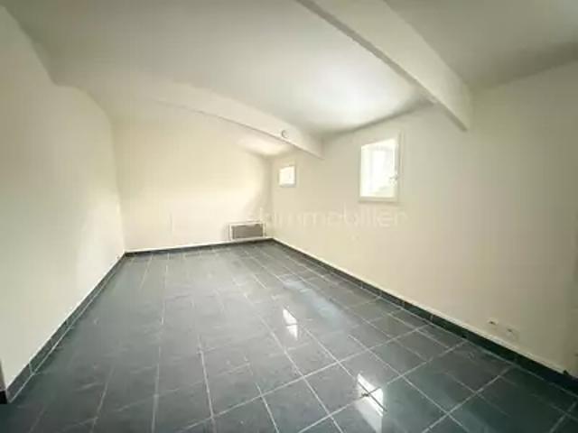 Montereau Fault Yonne 77130 Achat / Vente appartement 2 pièces t2 au dernier étage