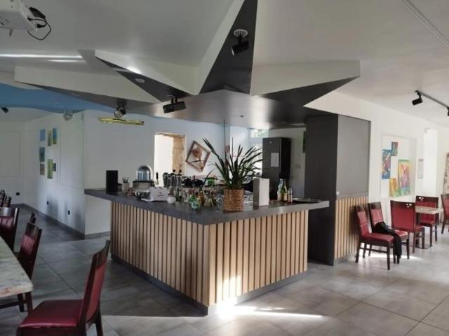 Montfaucon en Velay: 900m² avec terrain, idéal gîtes ou projets