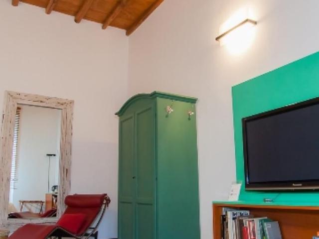Monti Colosseo: Fully furnished Newly restored 2 Bedrooms, 2 baths, large living room, sunny, new kitchen & baths, balcony, parquet, A/C near Metro, FAO.Ref.2002