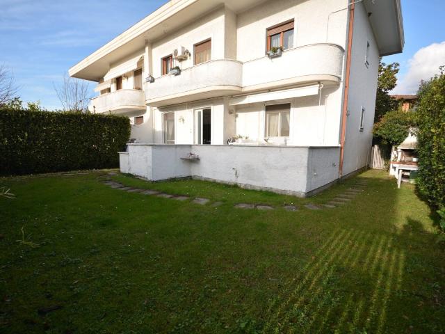 Montingoso Cinquale Appartamento con giardino per affitto estivo
