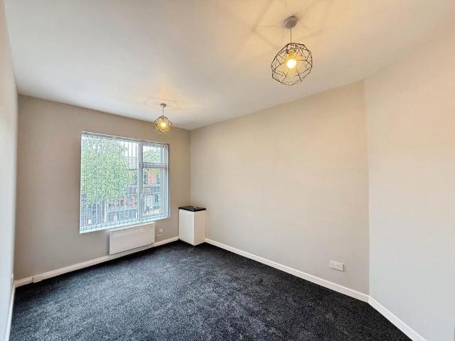Monton Road, 1st Floor Flat, Monton, M30 2 bed flat to rent £1,025 pcm £237 pw