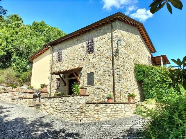 Montone. Casale con dependance, piscina ed ampio terreno 300m² Montone
